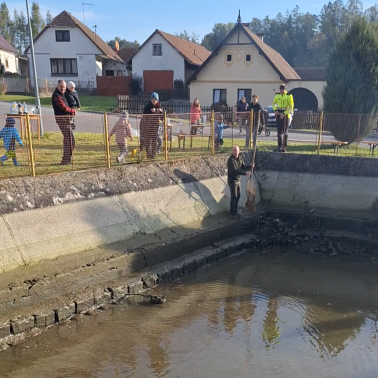 Výlov kaprů z požární nádrže (19. října 2024 Důl)