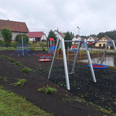 Zeleň kolem dětského hřiště