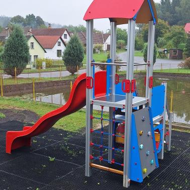 Dětské hřiště v obci Dúl